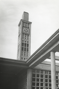 172204 Gezicht op de klokkentoren van het nieuwe N.S.-station Enschede te Enschede.